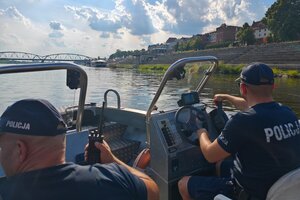Na zdjęciach widać policjantów pełniących służbę na wodzie.
