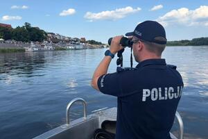 Na zdjęciach widać policjantów pełniących służbę na wodzie.