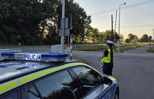 Policjanci kontrolują przejazdy kolejowe