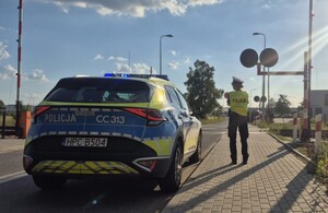 Policjanci kontrolują przejazdy kolejowe