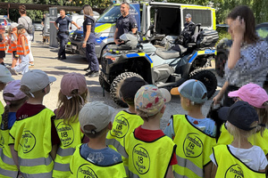 Na zdjęciu widać umundurowanych policjantów oraz policyjny sprzęt.