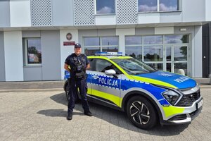 Na zdjęciu znajduje się umundurowany policjant