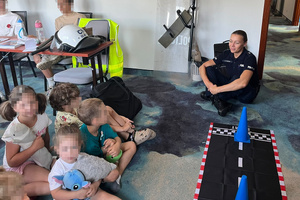 Na zdjęciach znajdują się funkcjonariusze Policji oraz uczestnicy profilaktycznych spotkań.