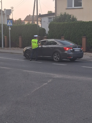 na zdjęciach znajdują się umundurowani Policjanci prowadzący kontrolę stanu trzeźwości. Na drugim zdjęciu policjant dokonuje sprawdzenia roweru w policyjnych systemach.