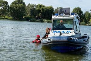 Na zdjęciach znajduje się policyjna łódka podczas kontroli akwenów. Policjanci podnoszą swoje umiejętności wraz z Ochotniczą Strażą Pożarną Toruń Podgórz. Na zdjęciu widać druhów OSP Toruń Podgórz.