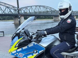 Na zdjęciu znajduje się umundurowany policjant  na motocyklu służbowym
