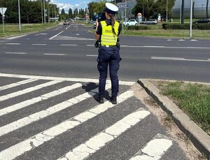 Na zdjęciach widać umundurowaną policjantkę Wydziału Ruchu Drogowego KMP Toruń. Wykonuje pomiar prędkości przy użyciu ręcznego miernika prędkości.