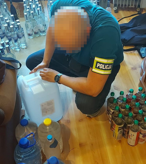 Na zdjęciach znajduję się zabezpieczona przez policjantów kontrabanda. Na jednym z nich widoczny także zatrzymany do sprawy mężczyzna z założonymi kajdankami na ręce trzymane z tyłu.