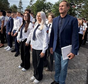 Na zdjęciach znajdują się przedstawiciele toruńskiej Komendy Miejskiej Policji tj. Komendant Miejski Policji w Toruniu oraz policjantka Wydziału Prewencji. Na pozostałych fotografiach widać uczniów klasy mundurowej II Liceum Ogólnokształcącego w Toruniu, zaproszonych gości oraz nauczycieli.