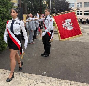 Na zdjęciach znajdują się przedstawiciele toruńskiej Komendy Miejskiej Policji tj. Komendant Miejski Policji w Toruniu oraz policjantka Wydziału Prewencji. Na pozostałych fotografiach widać uczniów klasy mundurowej II Liceum Ogólnokształcącego w Toruniu, zaproszonych gości oraz nauczycieli.