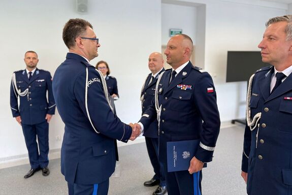 Na zdjęciach znajduje się Komendant Wojewódzki Policji w Bydgoszczy oraz Komendanci Miejscy Komendy Miejskiej Policji w Toruniu, naczelnicy wydziałów oraz kierownicy. Zdjęcia prezentują uroczystą zbiórkę związaną z wprowadzeniem nowego Zastępy KMP Toruń.