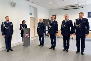 Na zdjęciach znajduje się Komendant Wojewódzki Policji w Bydgoszczy oraz Komendanci Miejscy Komendy Miejskiej Policji w Toruniu, naczelnicy wydziałów oraz kierownicy. Zdjęcia prezentują uroczystą zbiórkę związaną z wprowadzeniem nowego Zastępy KMP Toruń.