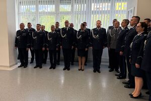 Na zdjęciach znajduje się Komendant Wojewódzki Policji w Bydgoszczy oraz Komendanci Miejscy Komendy Miejskiej Policji w Toruniu, naczelnicy wydziałów oraz kierownicy. Zdjęcia prezentują uroczystą zbiórkę związaną z wprowadzeniem nowego Zastępy KMP Toruń.