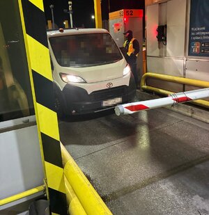Policjanci w trakcie prowadzenia kontroli stanu trzeźwości kierujących na bramkach autostrady A1