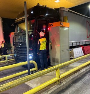 Policjanci w trakcie prowadzenia kontroli stanu trzeźwości kierujących na bramkach autostrady A1