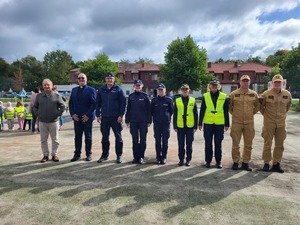 na zdjęciach znajdują się przedstawiciele Policji oraz innych służb mundurowych w trakcie przekazywania odblaskowych kamizelek dzieciom.