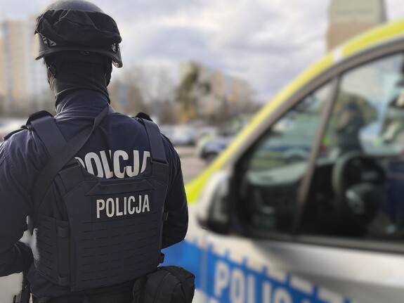 na zdjęciu znajduje się umundurowany policjant Grupy Szybkiego Reagowania