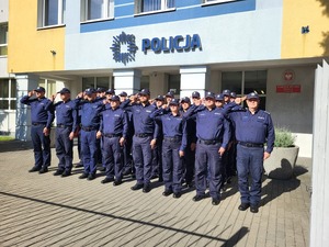 policjanci oddający honor
