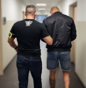 Na zdjęciach znajdują się przejęte przez policjantów nielegalne substancje. Na kolejnym zdjęciu widoczny jest zatrzymany mężczyzna prowadzony przez policjanta.