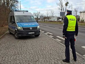 Na zdjęciu znajduje się umundurowany funkcjonariusz wydziału ruchu drogowego KMP w Toruniu.