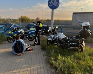 na zdjęciach znajduje się zatrzymany kierujący motocyklem. W tle widać umundurowanych policjantów oraz policyjny motocykl.