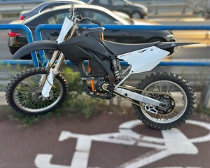 na zdjęciach znajduje się zatrzymany kierujący motocyklem. W tle widać umundurowanych policjantów oraz policyjny motocykl.