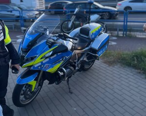na zdjęciach znajduje się zatrzymany kierujący motocyklem. W tle widać umundurowanych policjantów oraz policyjny motocykl.