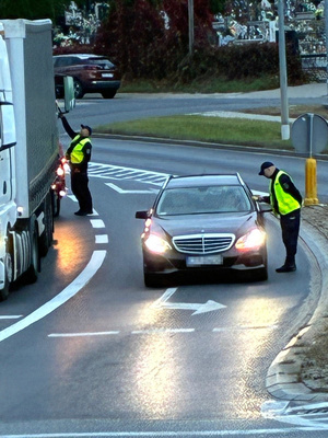 na zdjęciach znajdują się umundurowani policjanci prowadzący kontrolę stanu trzeźwości uczestników ruchu drogowego.