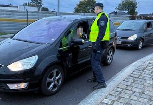 na zdjęciach znajdują się umundurowani policjanci prowadzący kontrolę stanu trzeźwości uczestników ruchu drogowego.