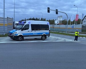 na zdjęciach znajdują się umundurowani policjanci prowadzący kontrolę stanu trzeźwości uczestników ruchu drogowego.