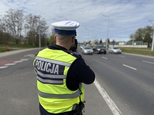 Na zdjęciu umundurowany policjant Wydziału Ruchu Drogowego KMP w Toruniu