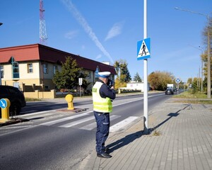 na zdjęciu znajdują się umundurowani policjanci ruchu drogowego podczas wykonywania czynności służbowych