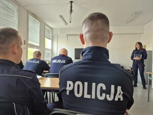 umundurowani policjanci w trakcie szkolenia. Kolejne zdjęcie przedstawia ulotki z programu uzależnień od alkoholu